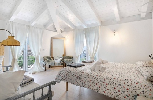 Sicina House | Anika's Home with Private Garden