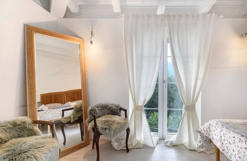 Sicina House | Anika's Home with Private Garden