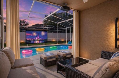 Clear Creek House | Animatronic Dinosaur, Star Wars Theater, Pool wCinema, 3 Kings, 5BR Near Disney