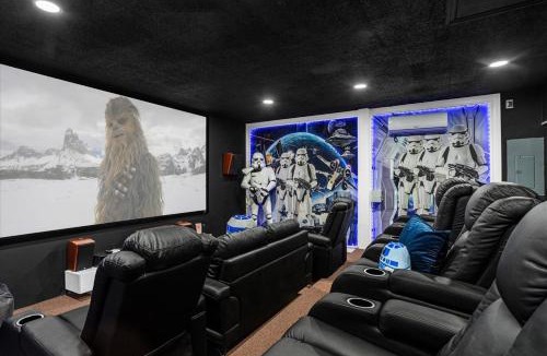 Clear Creek House | Animatronic Dinosaur, Star Wars Theater, Pool wCinema, 3 Kings, 5BR Near Disney