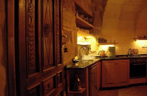 Ortahisar House | Anitya Cave House with Turkish Bath – Historic Winery Retreat