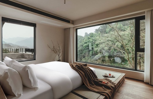 Emeishan Bed & Breakfast | Anlan Creek Spring B&B