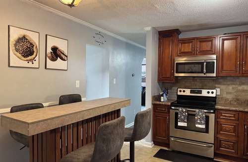 Jacksonville House | Ann’s Abode – Modern 3BR Furnished Garage Lounge Sleeps 8 comfortably