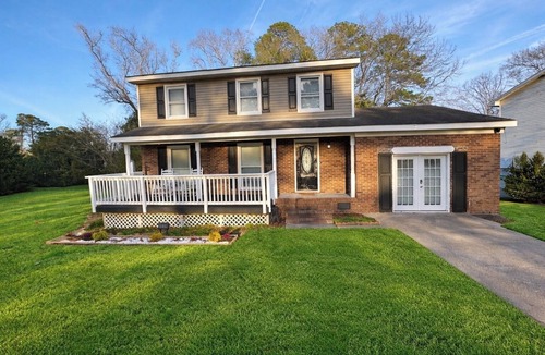Jacksonville House | Ann’s Abode – Modern 3BR Furnished Garage Lounge Sleeps 8 comfortably