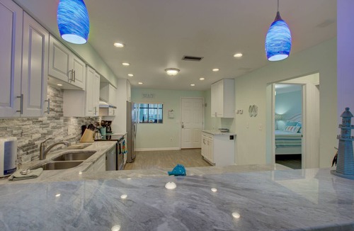 Bradenton Beach Condo | Anna Maria Island Retreat-Beach One Minute Walk-Heated Pool-Free Wi-Fi-Dock-Surr