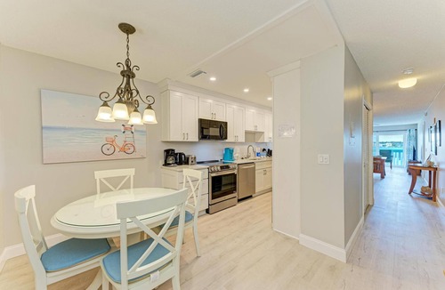 Bradenton Beach Apartment | Anna Maria Island Beach Palms 6B
