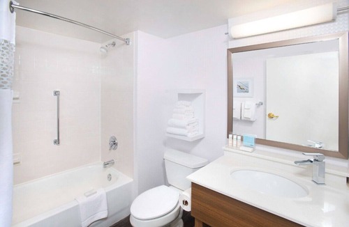 Parole Hotel | Annapolis Adventure: 2 Cozy Units, Outdoor Pool + Easy Access to Historic Sites!