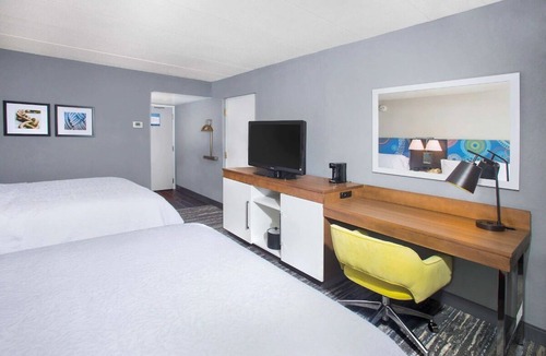 Parole Hotel | Annapolis Adventure: Room w/Outdoor Pool + Easy Access to Historic Sites