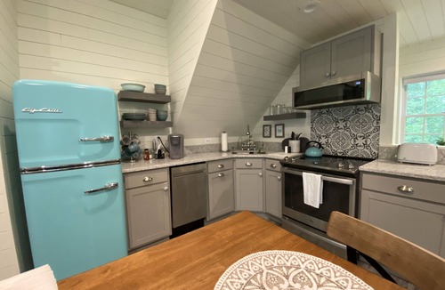 Annapolis Apartment | Annapolis Tree House Apartment- luxury shower, separate space