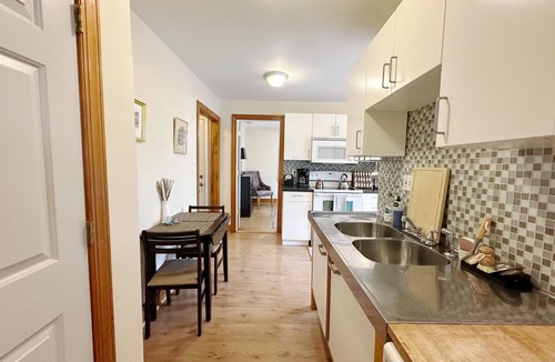 Occoquan Apartment | Anne’s Place river view, couples getaway, relax by the water, Historic Occoquan
