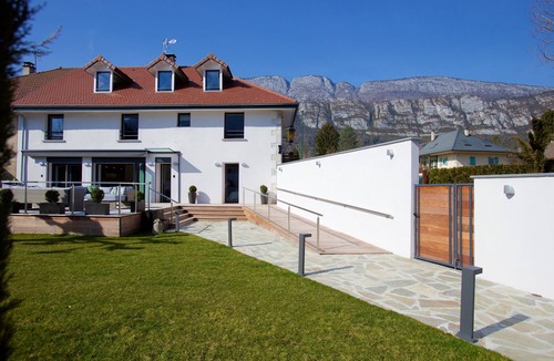 Doussard Villa | Annecy LakeLodge lakeside modern 7 bdrm Villa with new lakefront sauna & jacuzzi