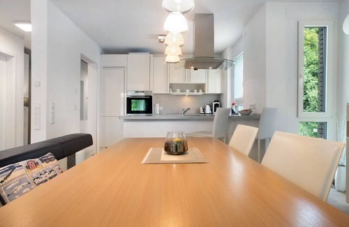Waggershausen Apartment | Annette's Luxury Apartment at the City Park with Private Terrace and Wi-Fi