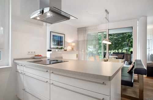 Waggershausen Apartment | Annette's Luxury Apartment at the City Park with Private Terrace and Wi-Fi