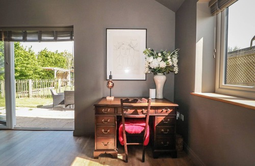 Devizes Cottage | ANNEX AT BARNFIELD HOUSE, pet friendly, with open fire in Devizes