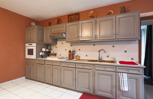 Plelo House | 'Annexe de petit Echo de la mode' – Peaceful Cottage with Private Garden, Wood Stove, Wi-Fi