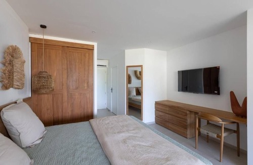 Anse Marcel Hotel | Anse Marcel Beachfront Bliss: Modern Suite with Balcony and Garden View