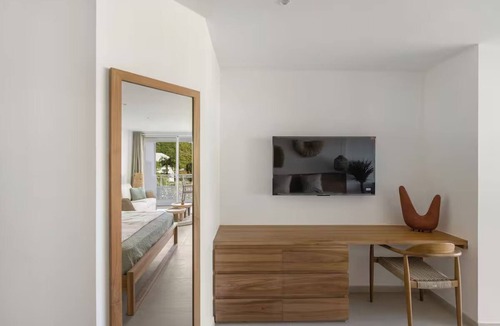 Anse Marcel Hotel | Anse Marcel Beachfront Bliss: Modern Suite with Balcony and Garden View