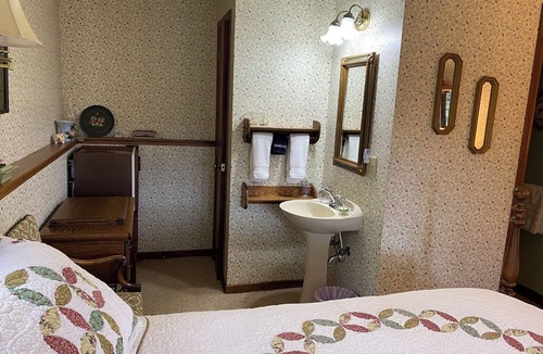 Baraboo Resort | Antique Room near Devils lake and Wisconsin Dells