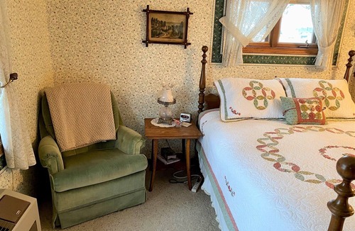 Baraboo Resort | Antique Room near Devils lake and Wisconsin Dells
