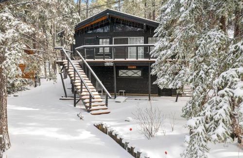 Moonridge Ski Chalet | Antler Inn offers Fenced Yard, Walk to Bear Mtn & Zoo, Shuffleboard
