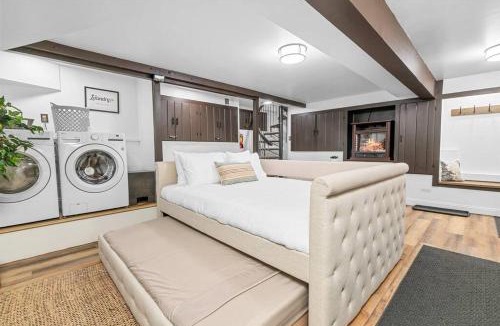 Moonridge Ski Chalet | Antler Inn offers Fenced Yard, Walk to Bear Mtn & Zoo, Shuffleboard