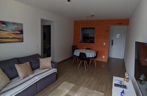 Atiradores Apartment | Apartamento 2 Quartos para 6 Pessoas com Garagem Ar Condicionado Escritório privativo WiFi6 800Mb em Frente ao Hospital Sadalla