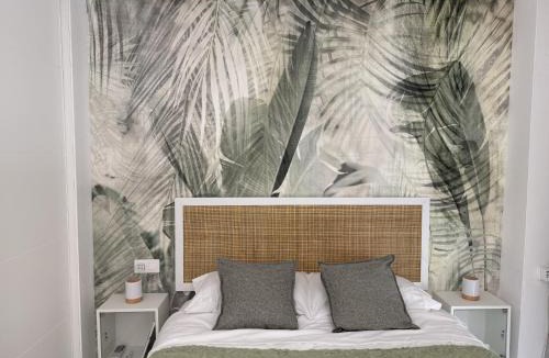 Marbella Seafront Promenade Apartment | Apartamento boho con terraza