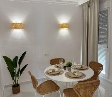 Marbella Seafront Promenade Apartment | Apartamento boho con terraza
