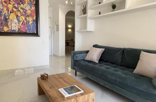 Marbella Seafront Promenade Apartment | Apartamento boho con terraza