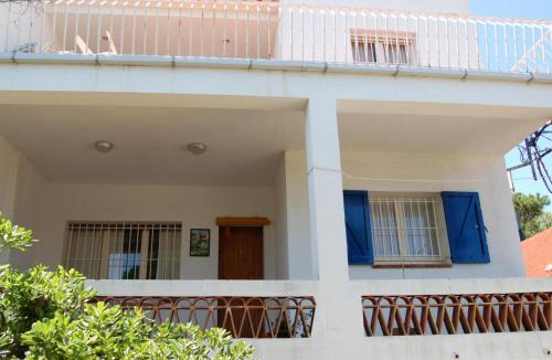 Llanca Apartment | Apartamento con terraza, parking y jardín, a 300m de la playa - ES-228-40