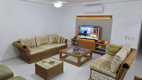 Barra Funda Apartment | Apartamento pé na areia Guarujá 3 quartos 3 banheiros sala cozinha equipada