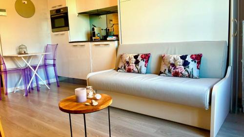 Old Town Apartment | ApartHotel Riviera Nice Côte d'Azur - Old Town - Studio AC - Sea View - 50m Promenade des Anglais- LA MAISON LINDA
