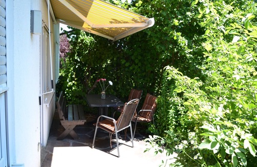 Kressbronn Apartment | Apartment 'Erdbeere' with Private Terrace, Shared Garden and Wi-Fi