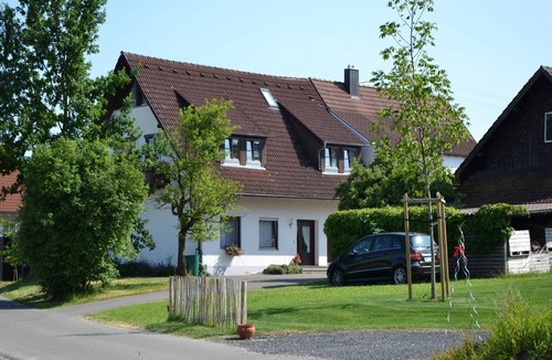 Kressbronn Apartment | Apartment 'Erdbeere' with Private Terrace, Shared Garden and Wi-Fi