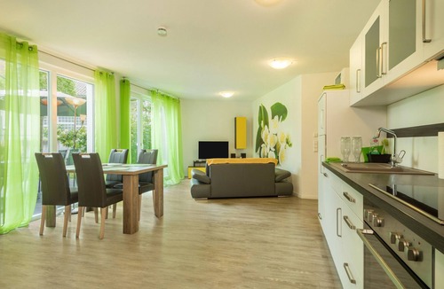 Sipplingen Apartment | Apartment 'Jasmin' with Large Terrace and View of the Beautiful Flower Garden