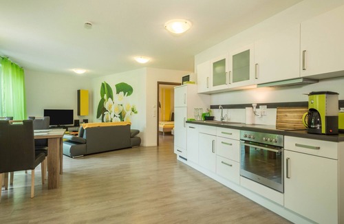 Sipplingen Apartment | Apartment 'Jasmin' with Large Terrace and View of the Beautiful Flower Garden