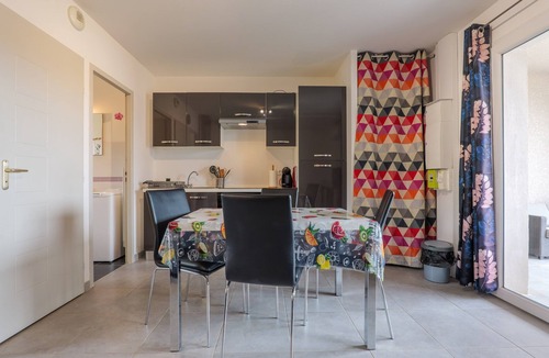 Saint-Martin-d'Ardeche Cottage | Apartment 'Résidence Château Saint Martin' with Balcony, Wi-Fi and Air Conditioning