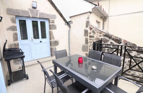 Saint-Martin-Valmeroux Apartment | Apartment Saint-Martin-Valmeroux, 4 bedrooms, 8 persons