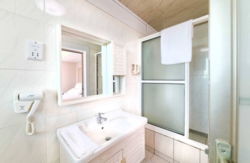Cabrits Apartment | Apartment 1, Spacious One-Bedroom with Two Single Beds