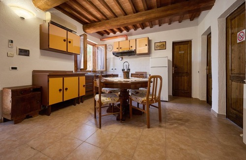 Massa Marittima Apartment | Apartment '2' with Shared Pool and Garden, Wi-Fi, and Air Conditioning