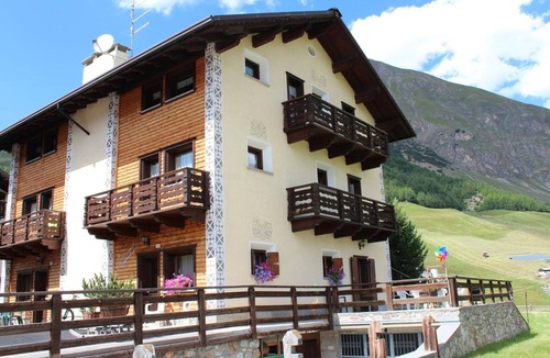 Livigno Cabin | Apartment 2 with Mountain View, Shared Garden and Wi-Fi