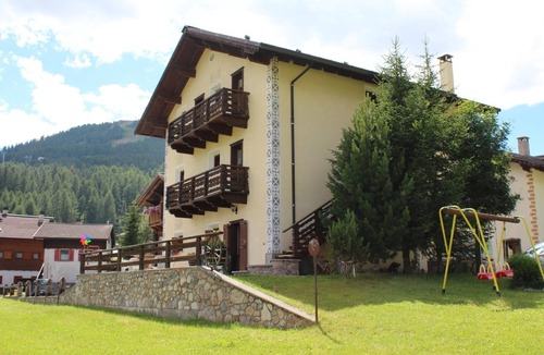 Livigno Cabin | Apartment 2 with Mountain View, Shared Garden and Wi-Fi