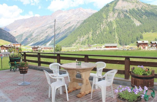 Livigno Cabin | Apartment 2 with Mountain View, Shared Garden and Wi-Fi