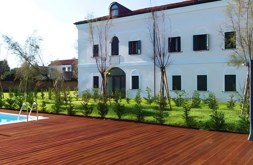 Pellestrina Apartment | Apartment '2' with Shared Pool, Private Garden and Air Conditioning
