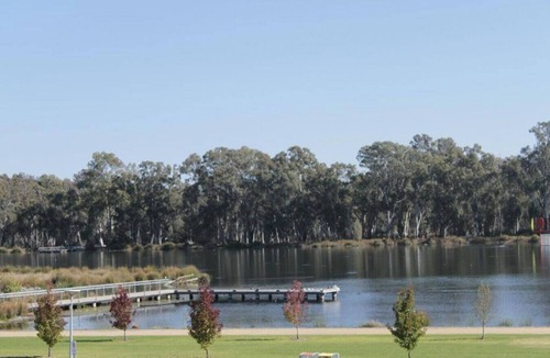 Shepparton South Apartment | Apartment 3 · Central Shepparton opposite Lake Victoria 3