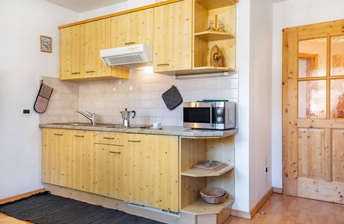 Pedraces Apartment | Apartment '3' with Mountain View, Shared Garden and Wi-Fi