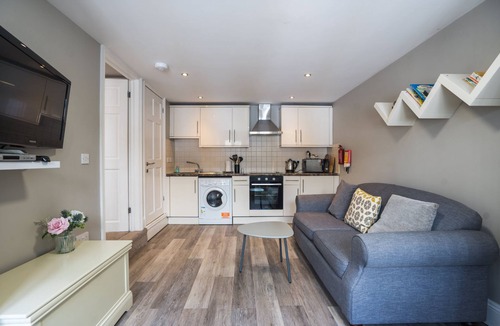 Torquay City Centre Cottage | Apartment 32 Trinity Mews - sleeps 3 guests in 1 bedroom