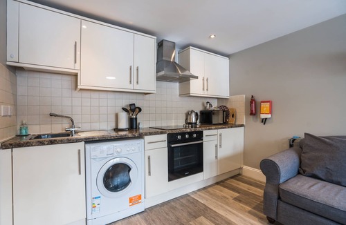 Torquay City Centre Cottage | Apartment 32 Trinity Mews - sleeps 3 guests in 1 bedroom