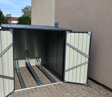 Wittenberge Apartment | Apartment 45 - Moderne, ruhige 2 Zimmer-Wohnung mit WLAN in Wittenberge, Komplett ausgestattet mit EBK, ideal für Business, Privataufenthalte, Radfahrer sowie kurze und längere Aufenthalte - einzeln oder als Paar - Nahe Bahnhof, Zentrum - Fahrradgarage