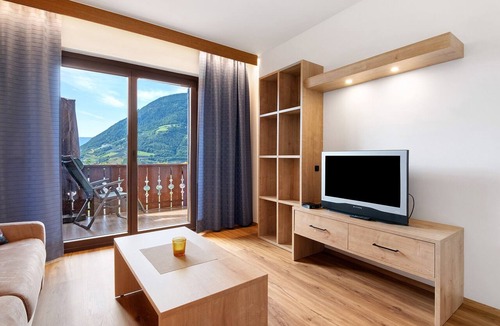 Lagundo Apartment | Apartment A4 Spisshof Annex with Panoramic View, Shared Pool and Wi-Fi